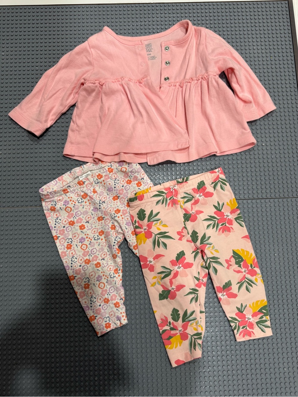 Carter’s bottom front top with two floral pants size 6month